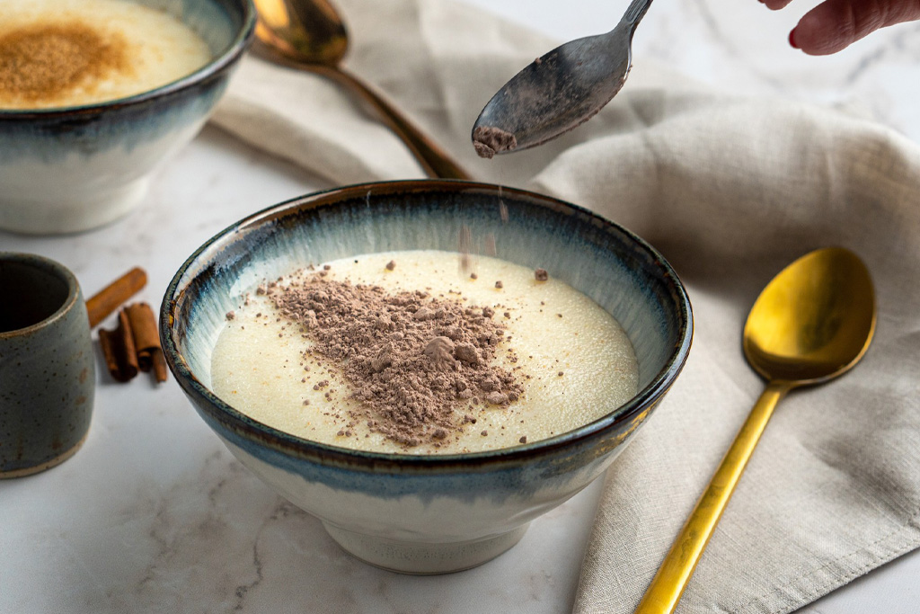 Egy tál tejbegríz kakaóporral a tetején