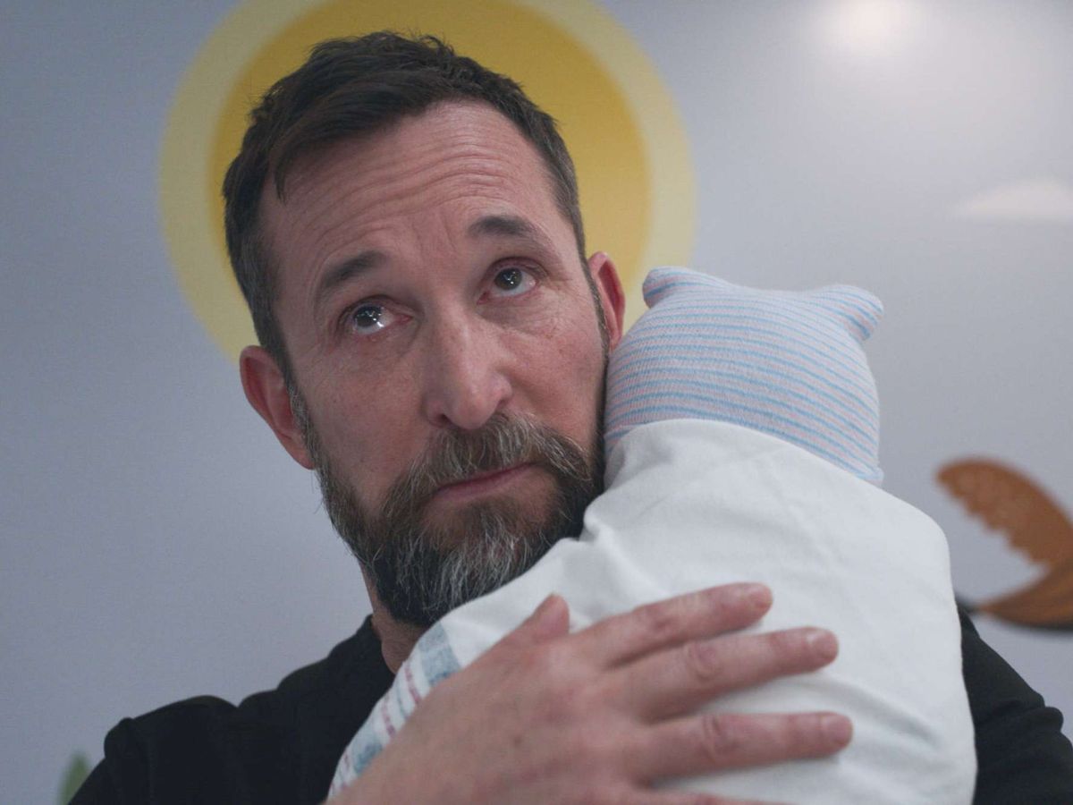 Noah Wyle Dr. Robby szerepében a Vészhelyzet Pittsburghben évadzáró epizódjában kisbabát tart a kezében
