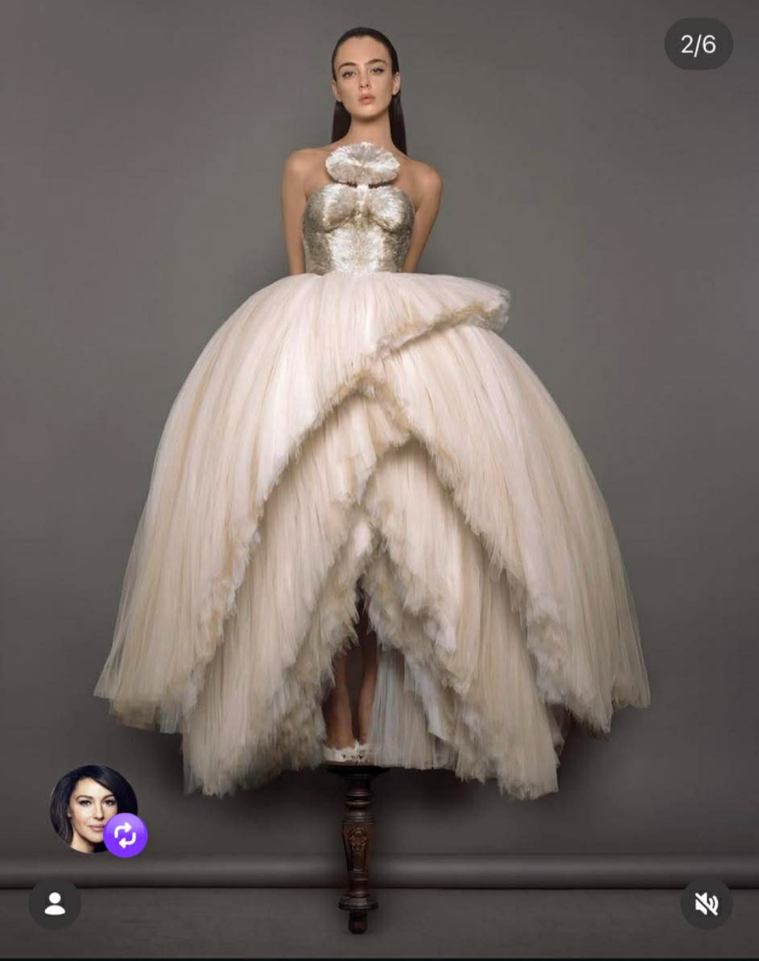 Deva Cassel fehér nagy estélyiben