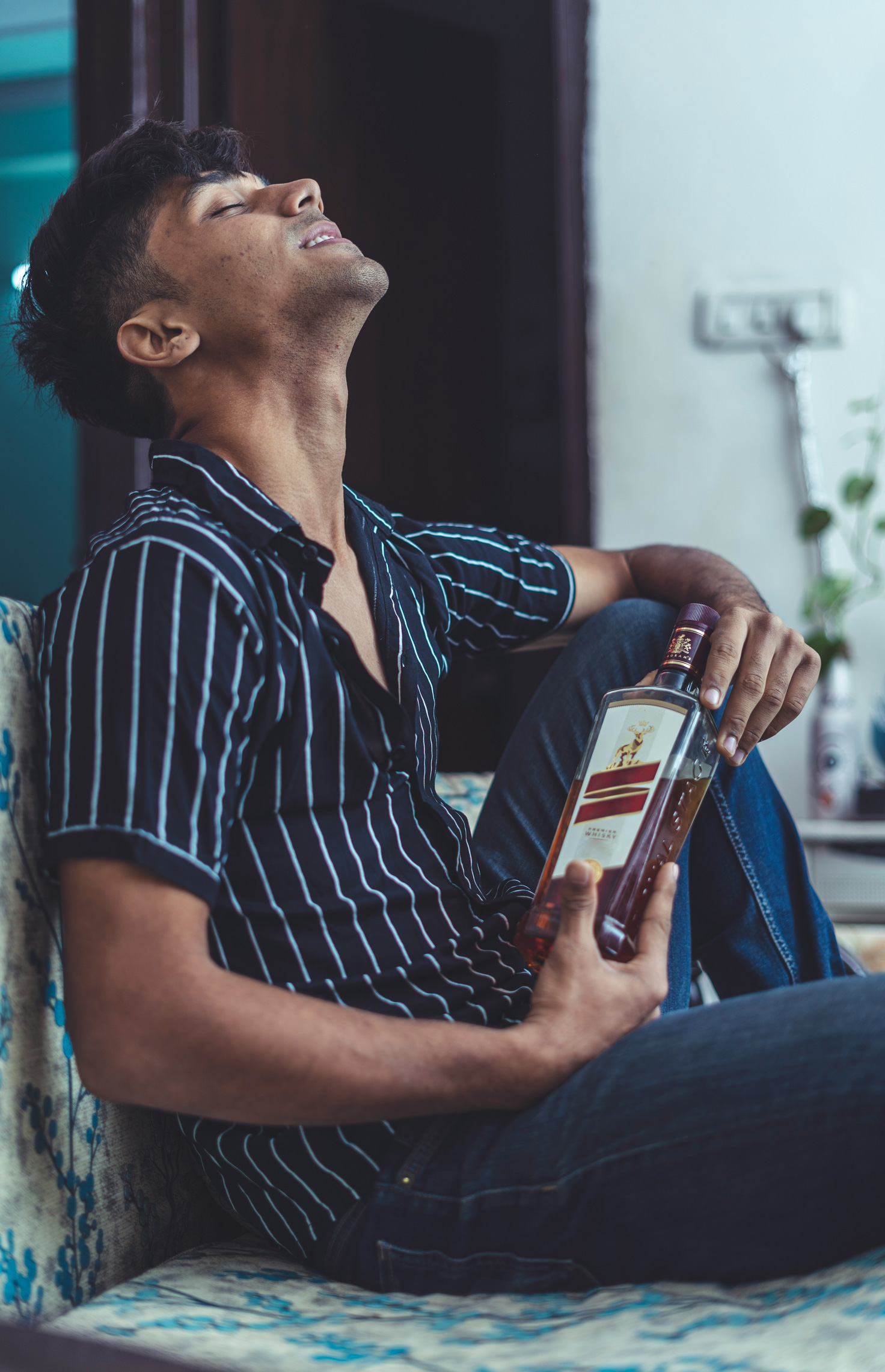2. Elkerülés: Kerüli a szemkontaktust, lassan beszél, hogy elrejtse a részegséget, vagy ne álljon túl közel másokhoz, nehogy az alkohol szagát megérezzék. Érdemes a sok rágógumizásra vagy sok parfüm/borotválkozás utáni arcszesz használatára is, amikkel az alkohol szagát igyekszik elrejteni.