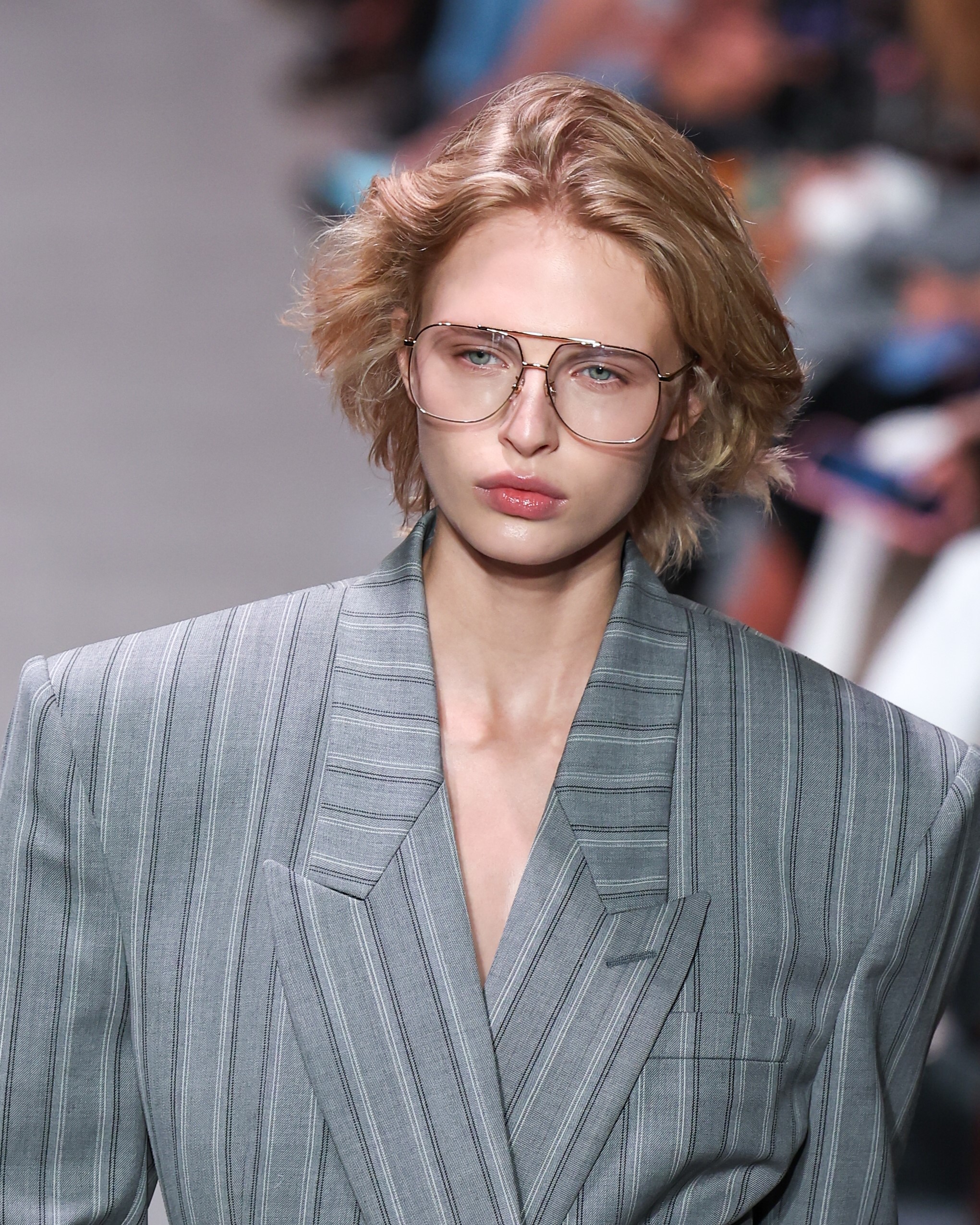 Szürke zakós bob frizurás modell