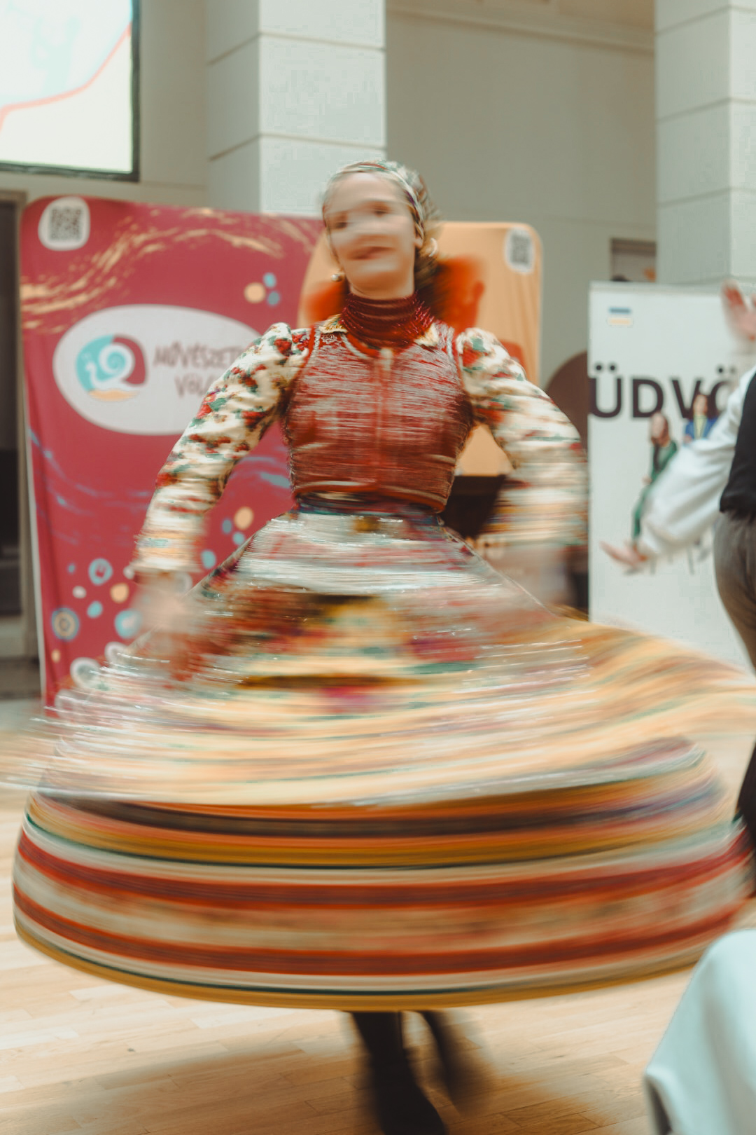 Cigány diszkó, táncház vagy épp a Muro Jilo Band is szerephez jut, hogy mindenkihez közelebb hozza az autentikus életérzést.