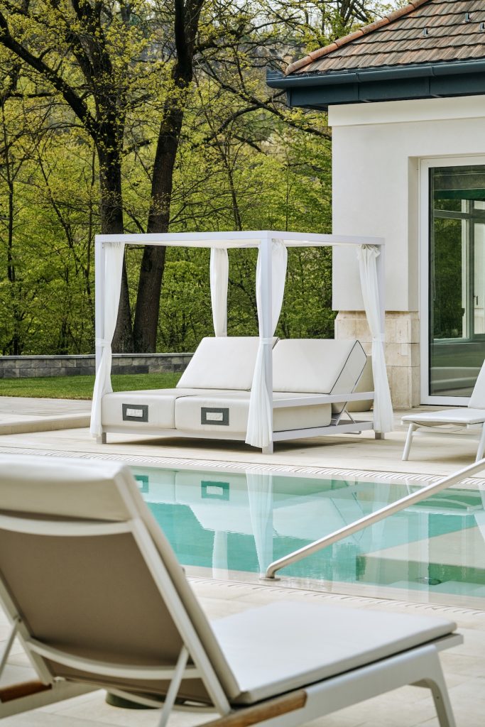 Medence az Avalon Luxury Villában
