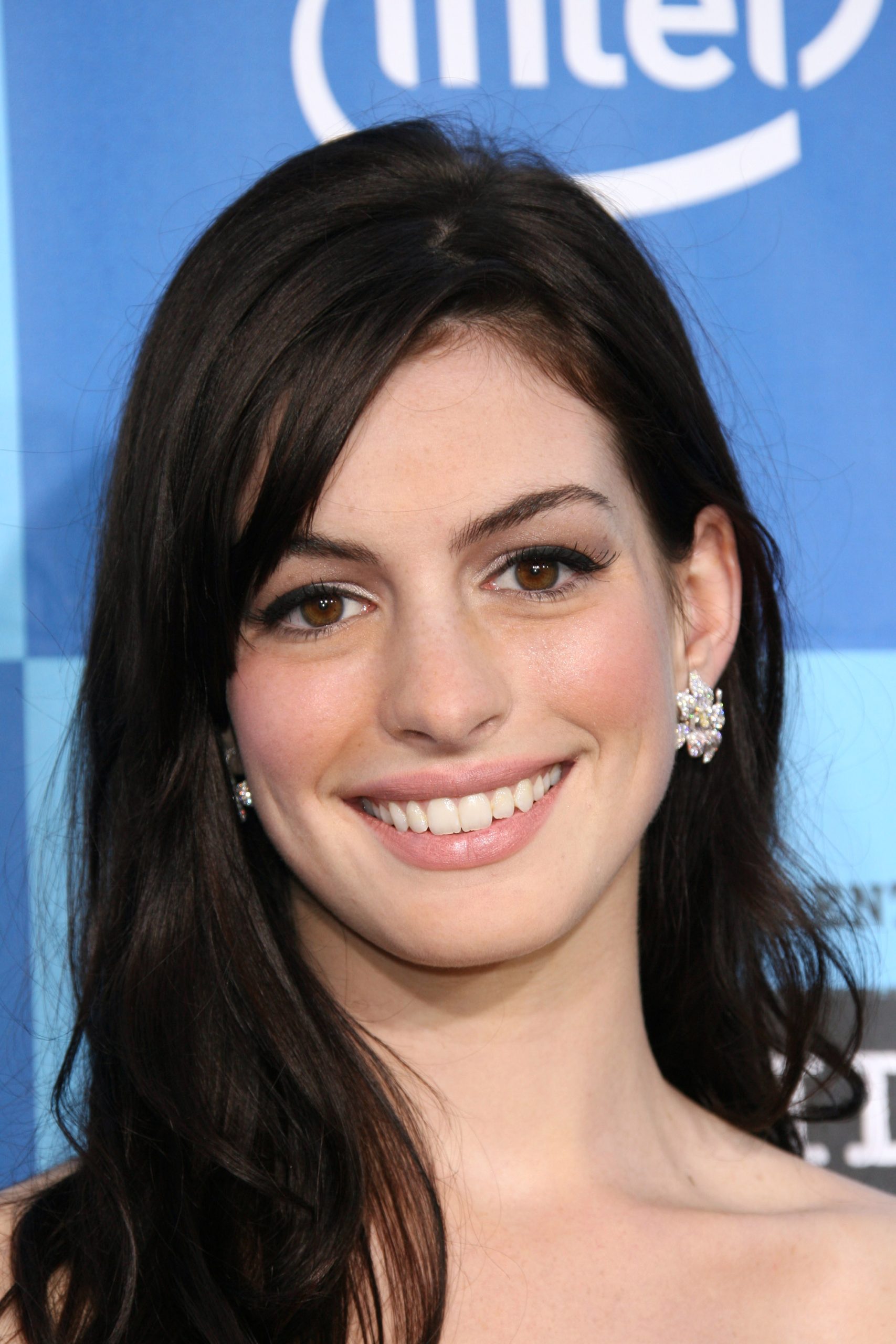 Anne Hathaway 2006-ban kék háttér előtt