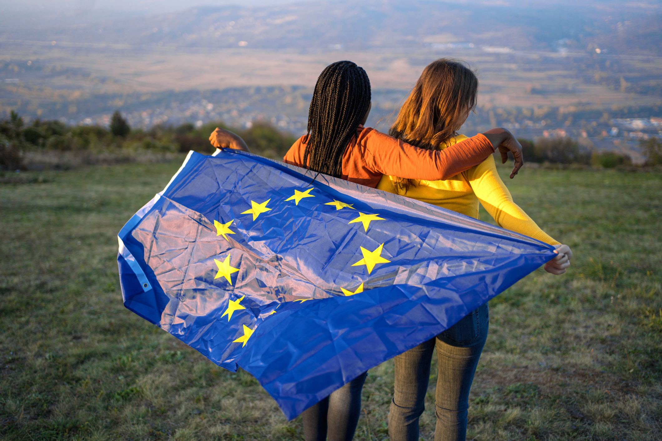 Két nő áll Európai Uniós zászlóval