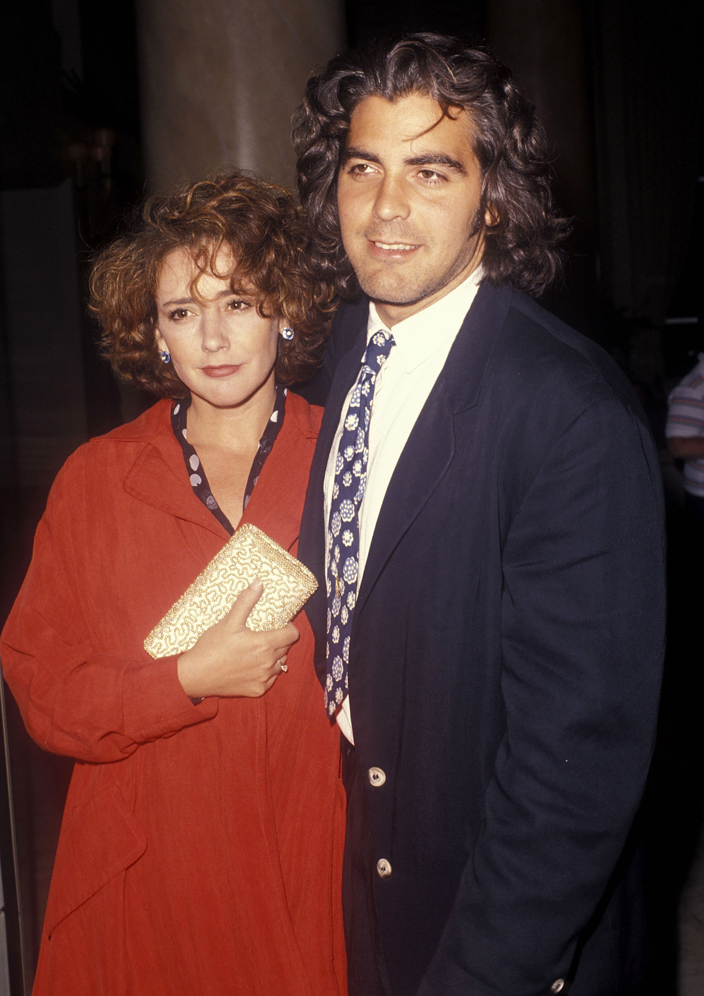 George Clooney és Talia Balsam félig összebújva állnak egymás mellett