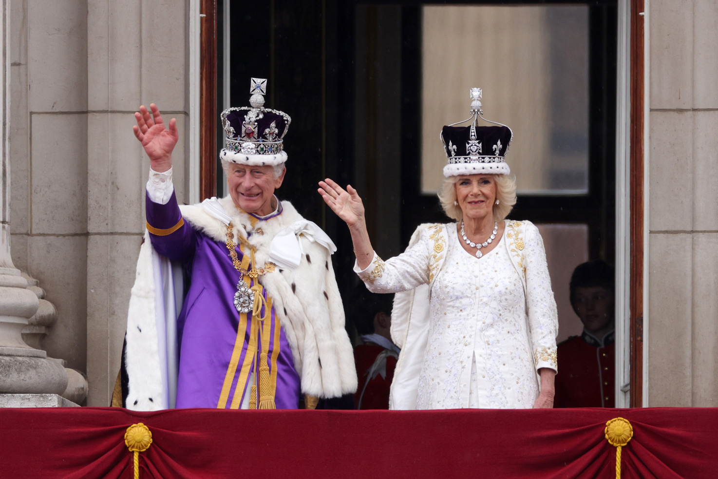 Károly király és Kamilla királyné a 2022-es koronázási napon integetnek a Buckingham-palota erkélyéről