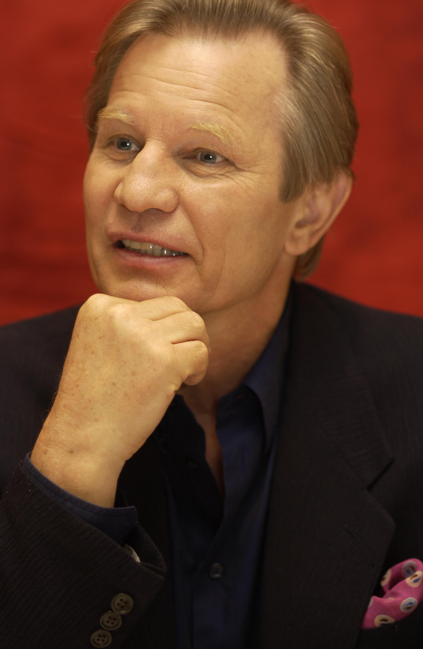 sztarok-70-es-evek-hollywood | Marie Claire Michael York oldalt néz, miközben az öklére támaszkodva figyel