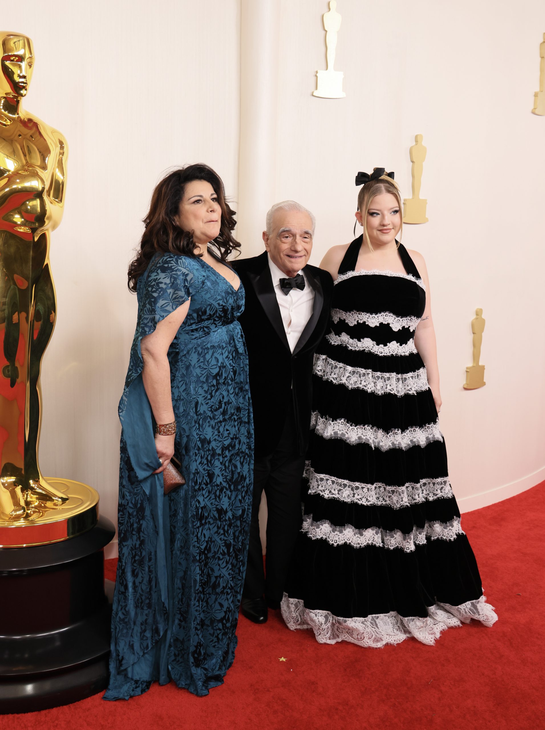 martin-scorsese-lanya-suly-bantalmazas | Marie Claire Cathy Scorsese kék estélyiben, Martin Scorsese szmokingban és Francesca Scorsese fekete fehér ruhában vörös szőnyegen