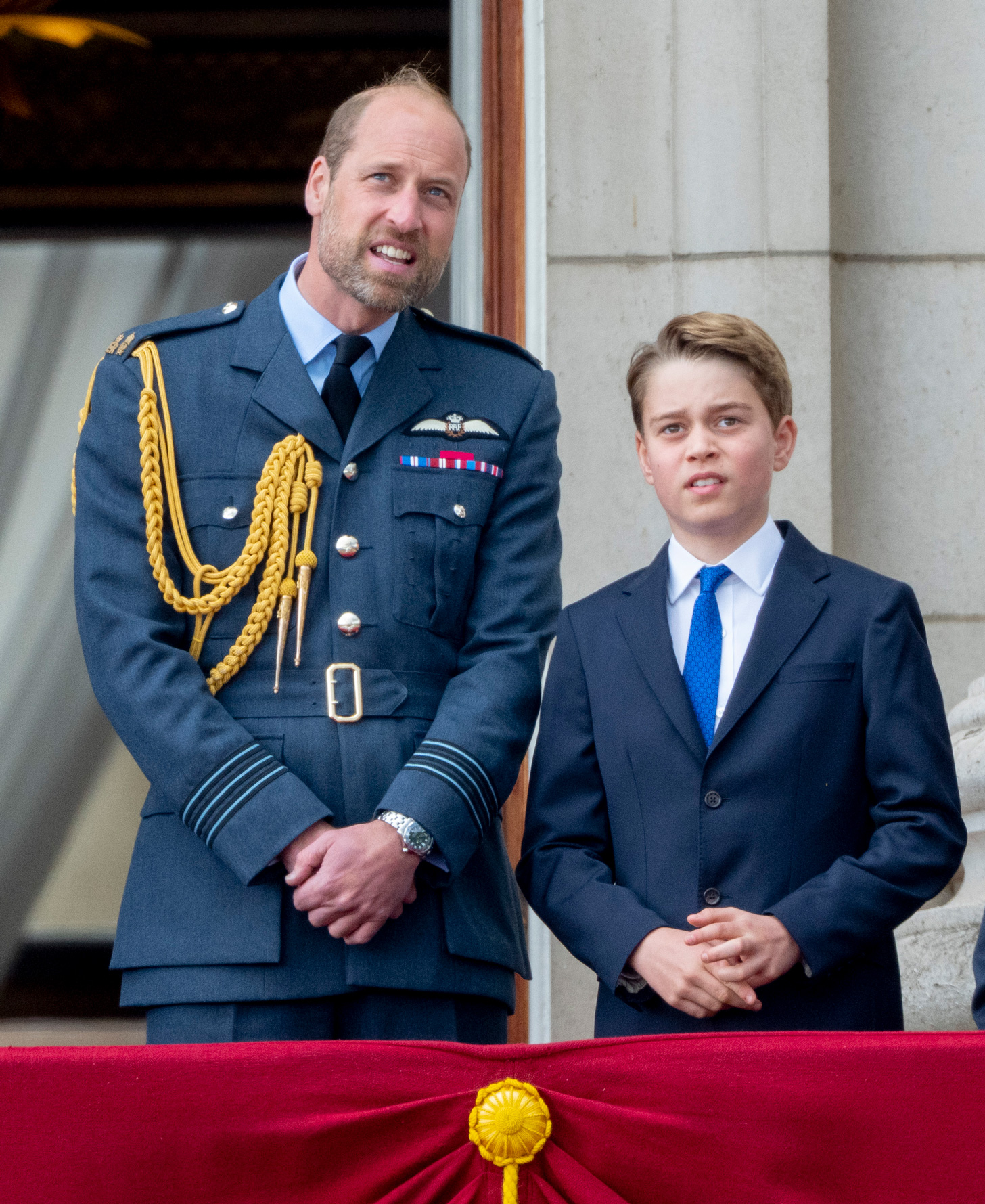 vilmos-herceg-fia-gyorgy-herceg-bentlakasos- | Marie Claire Vilmos herceg katonai egyenruhát visel, György herceg pedig öltönyt és kezüket összekulcsolva állnak a Buckingham-palotaerkélyén
