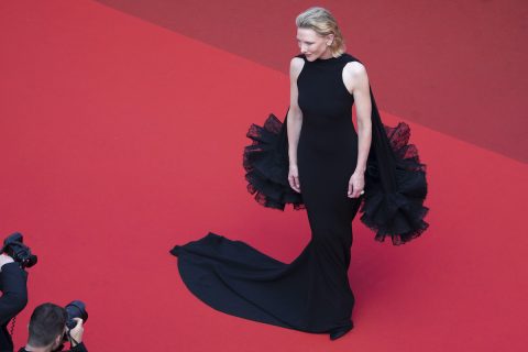 Cate Blanchett a vörös szőnyegen, fekete estélyi ruhában, felülnézetből.