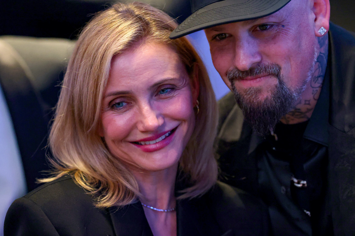 mosolygó Cameron Diaz és Benji Madden sapkában, közeli felvételen