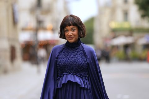 frufrus nő kék ruhában – street style