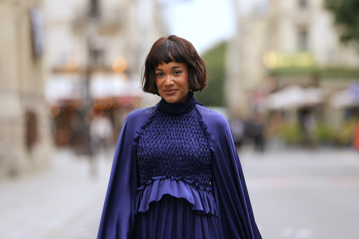 frufrus nő kék ruhában – street style