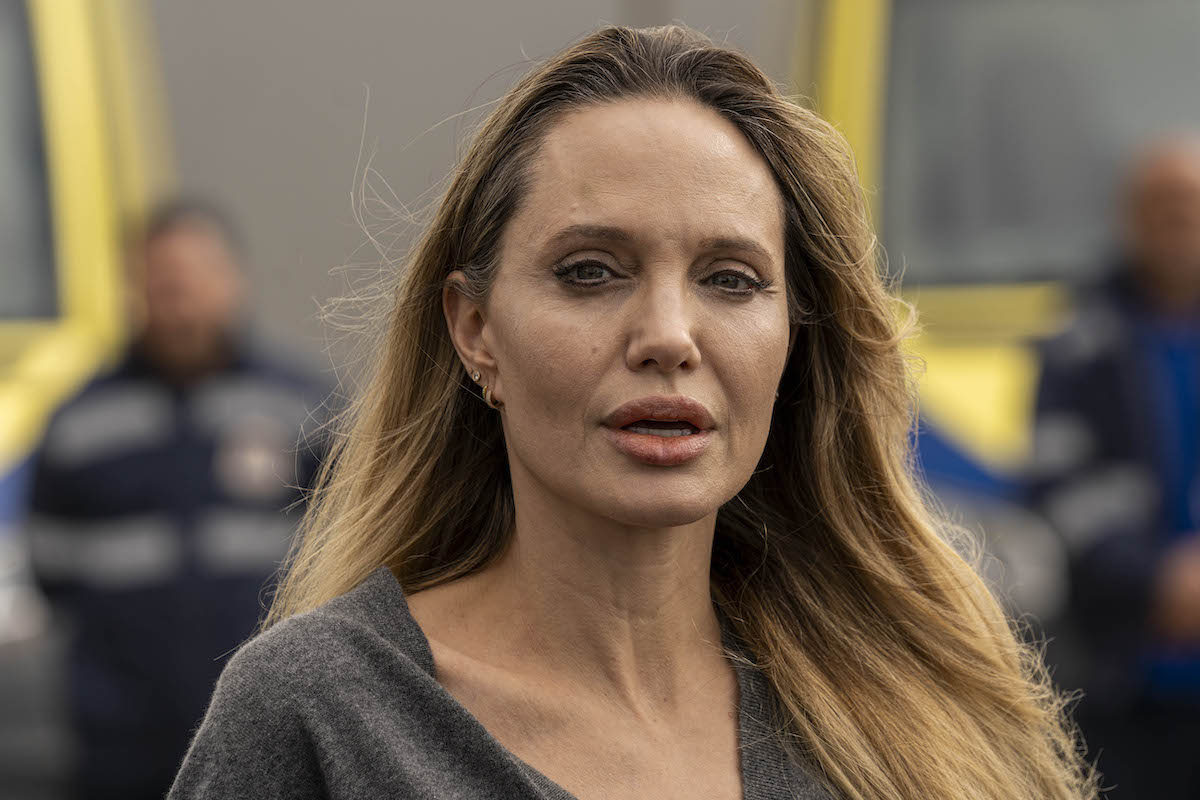 Angelina Jolie közeli felvételen, szürke felsőben