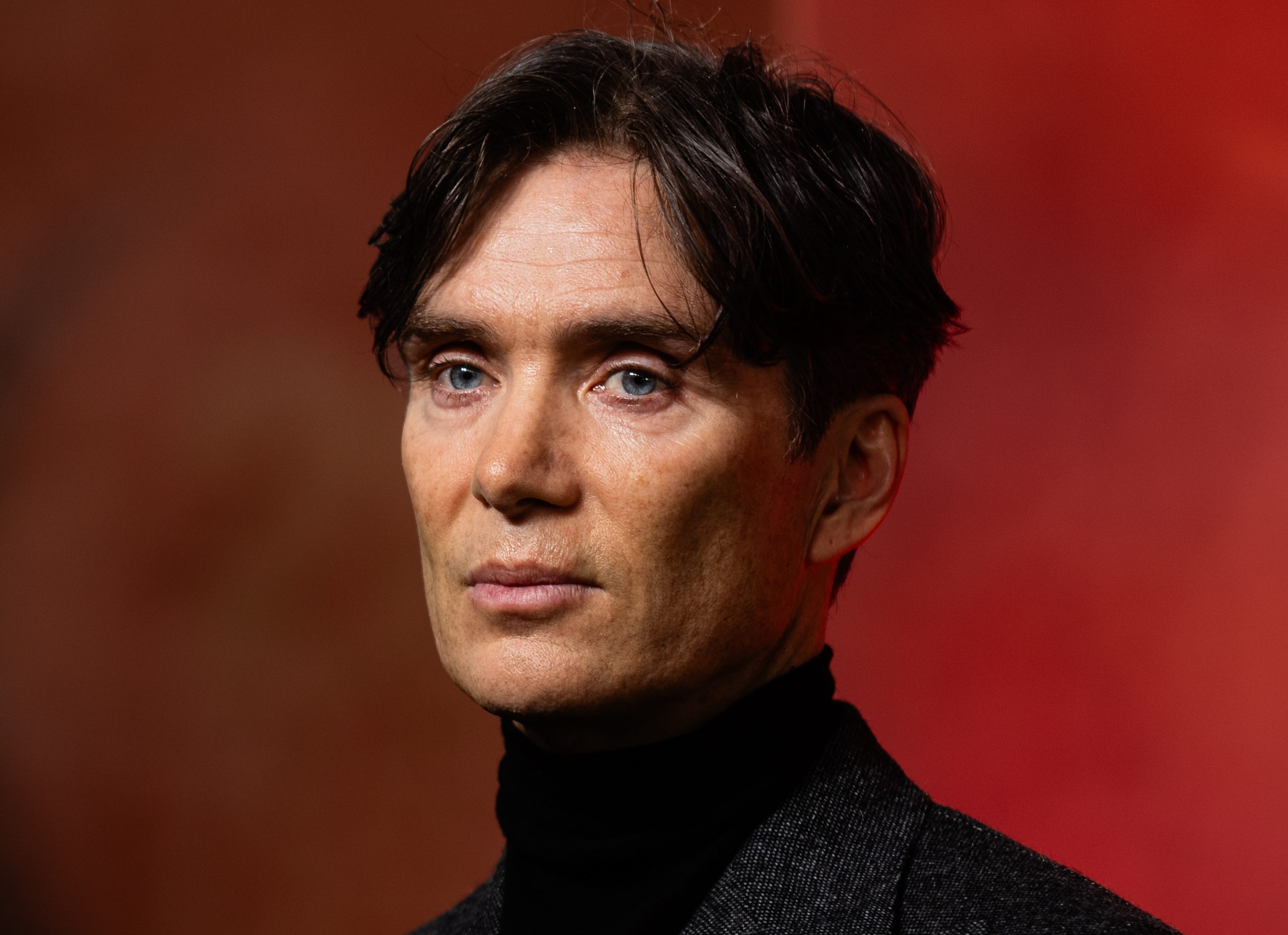 Cillian Murphy portré vörös háttér előtt