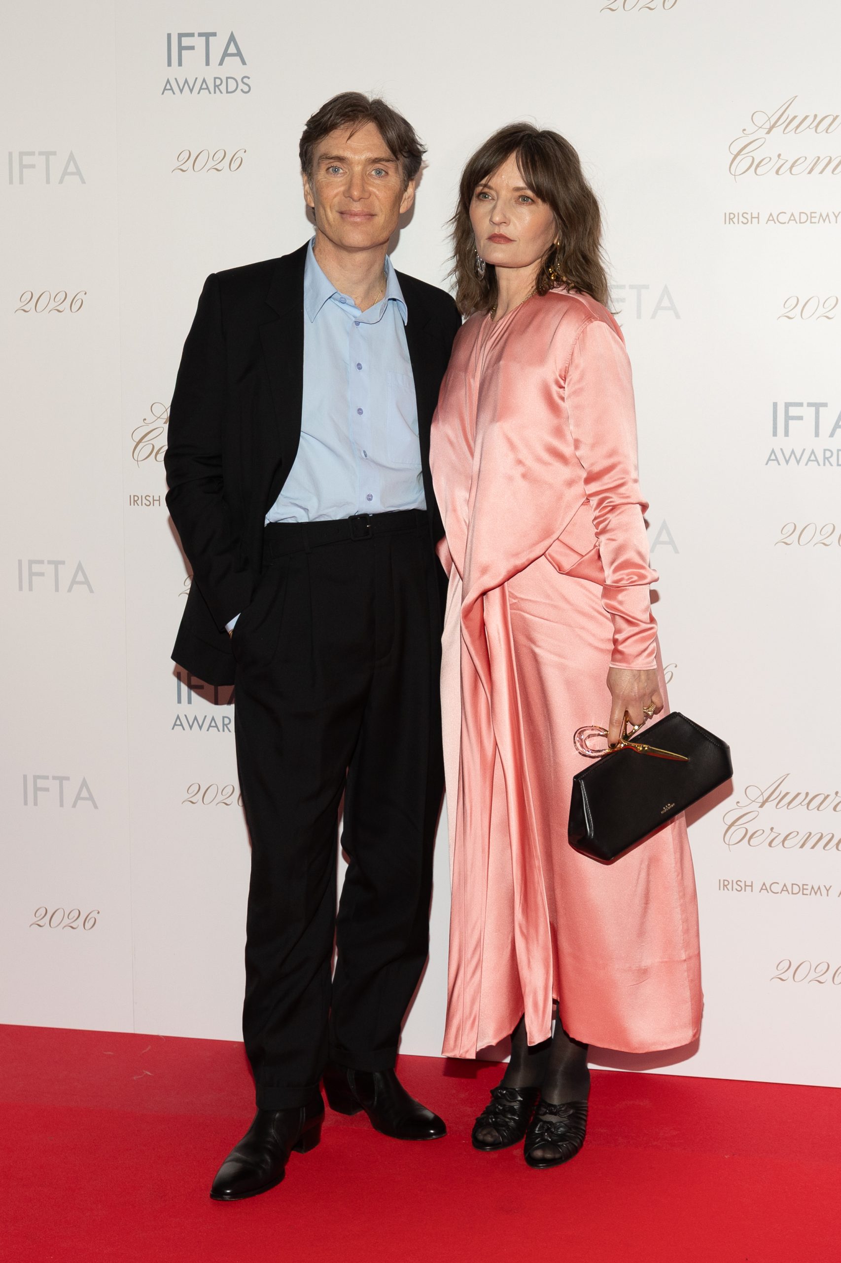 cillian-murphy-ket-fia-malachy-aran | Marie Claire Cillian Murphy öltönyben és felesége, Yvonne McGuinness rózsaszín ruhában a vörös szőnyegen