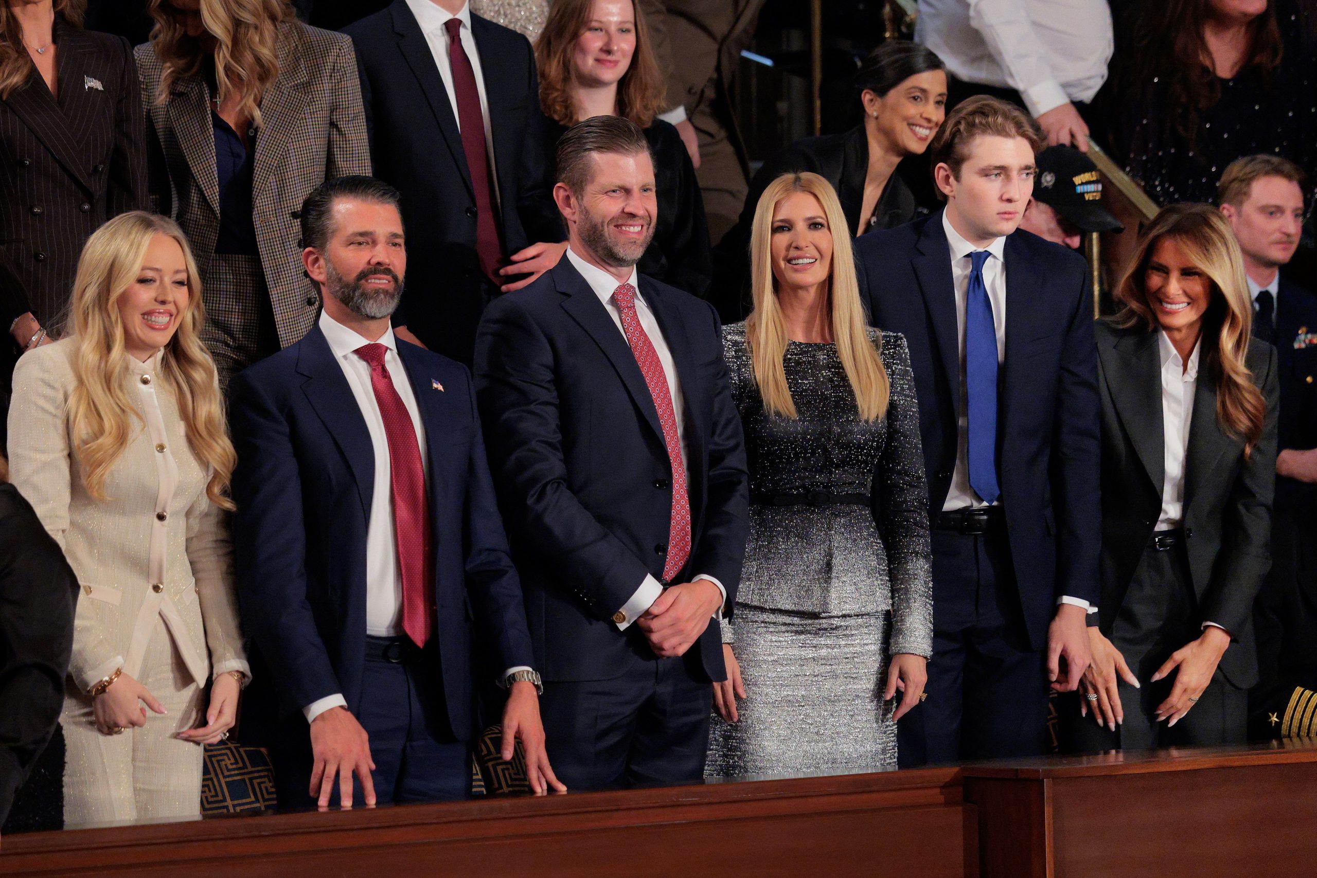donald-trump-fia-barron-kulon-utakon | Marie Claire Donald Trump amerikai elnök családtagjai balról jobbra: Tiffany Trump, Donald Trump Jr., Eric Trump, Ivanka Trump, Barron Trump és Melania Trump
