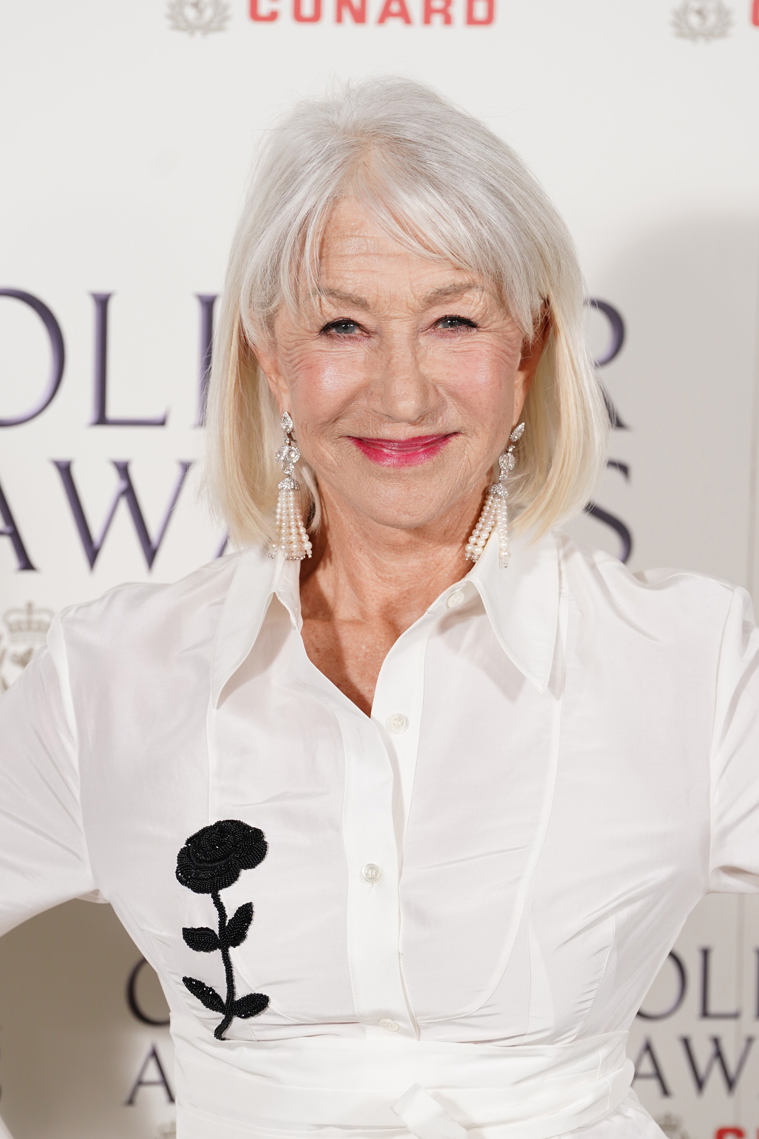 Helen Mirren arca szemből és mosolyog