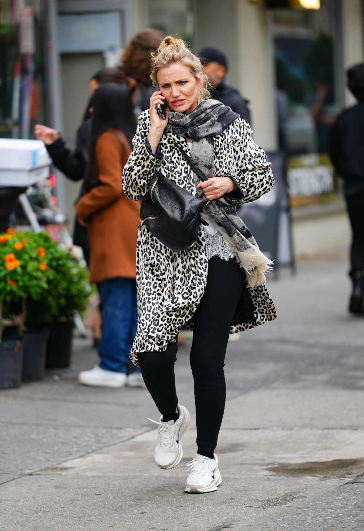 Cameron Diaz az utcán sétál fekete fehér kabátban