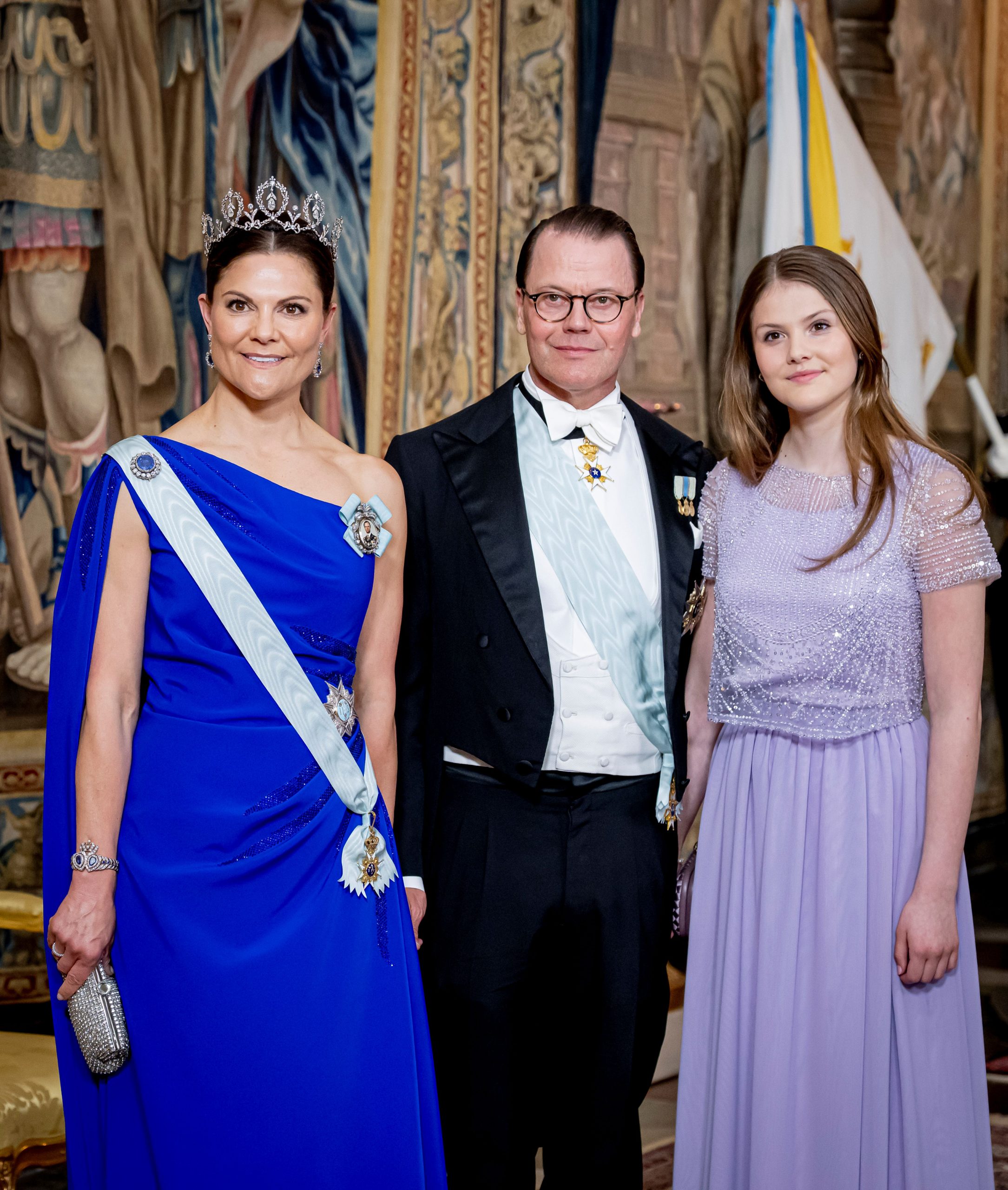 Viktória svéd koronahercegnő, Daniel svéd herceg és Estelle svéd hercegnő a svéd XVI. Károly Gusztáv király 80. születésnapi ünnepségén