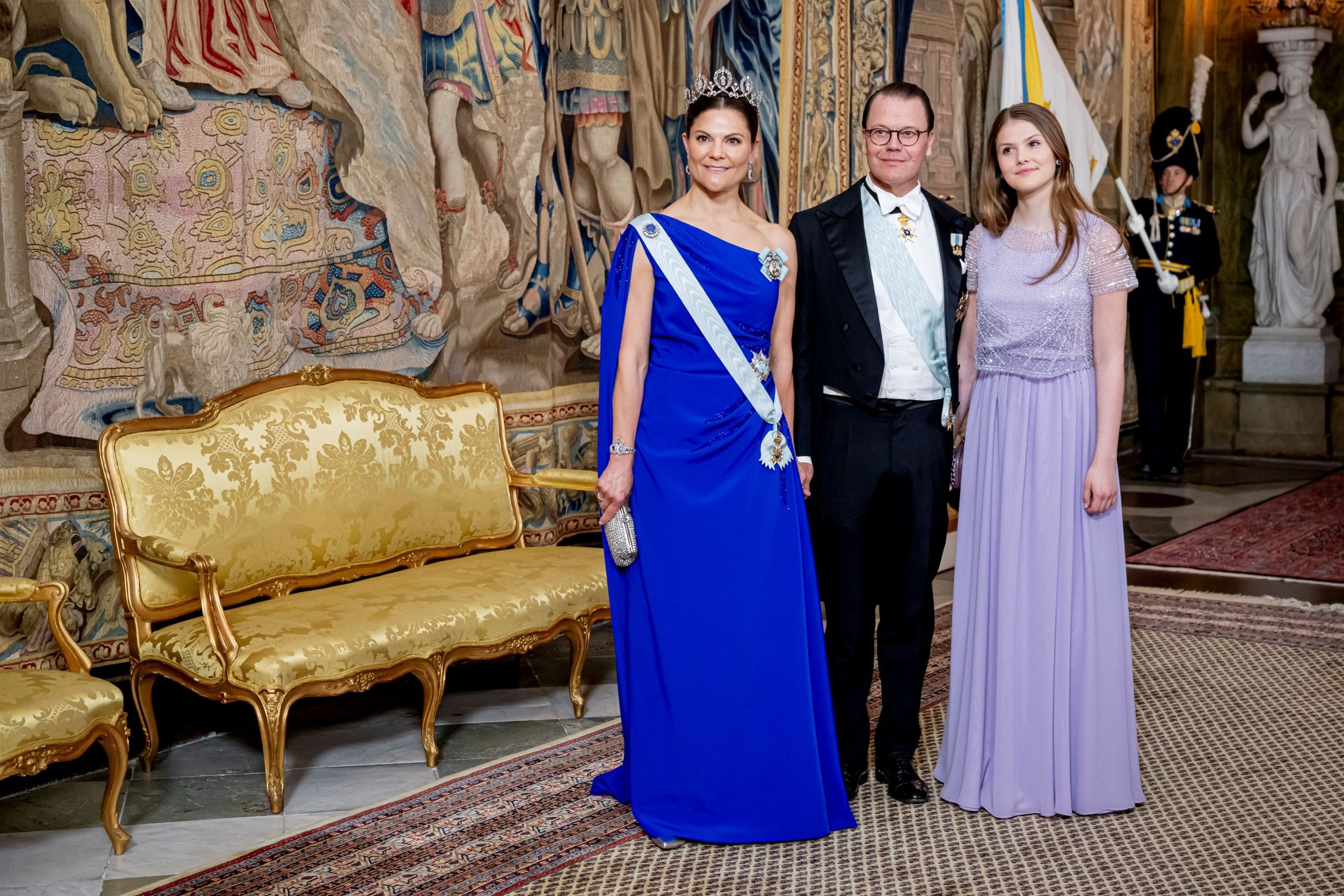 Viktória svéd koronahercegnő, Daniel svéd herceg és Estelle svéd hercegnő a svéd XVI. Károly Gusztáv király 80. születésnapi ünnepségén
