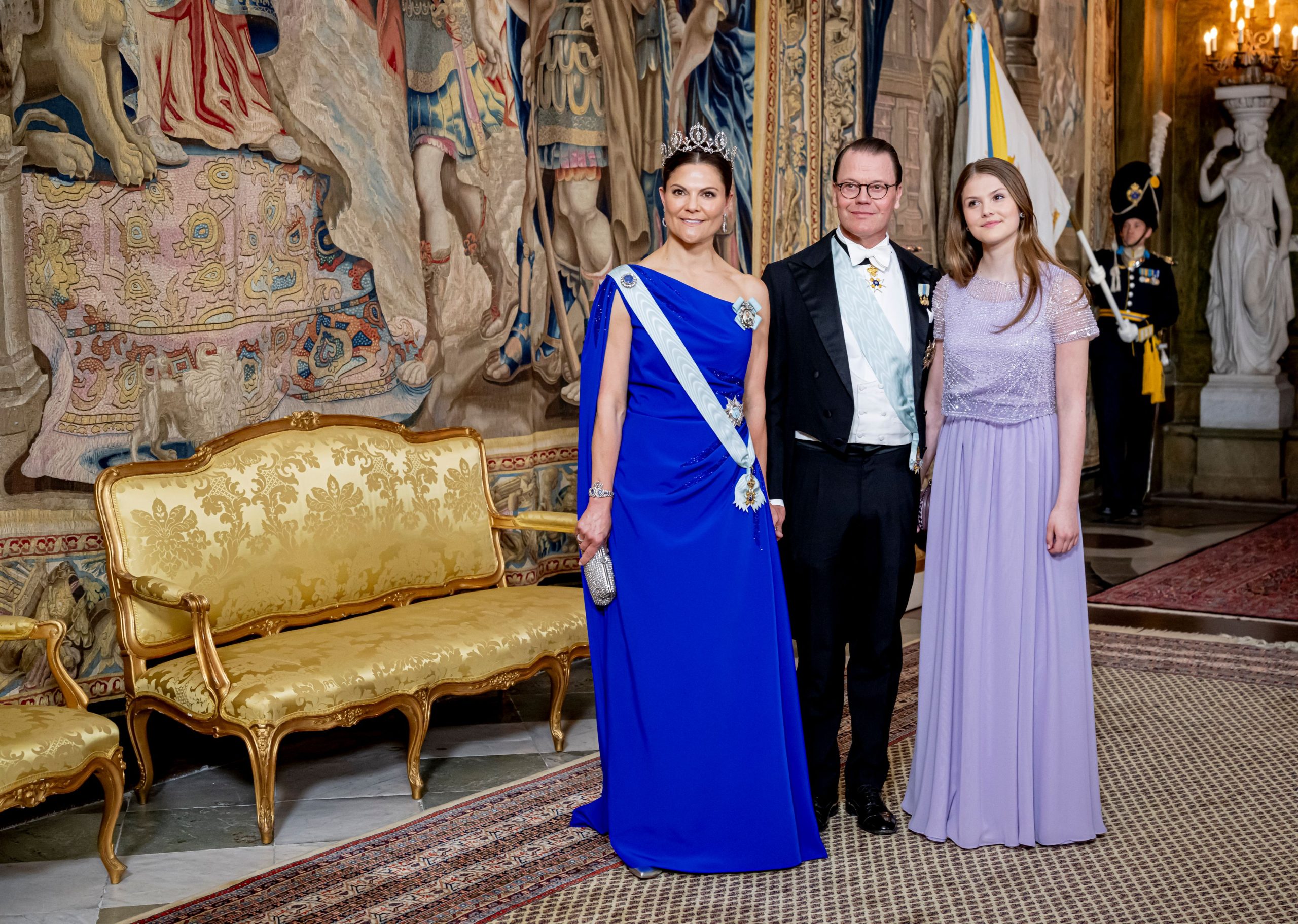 Viktória svéd koronahercegnő, Daniel svéd herceg és Estelle svéd hercegnő a svéd XVI. Károly Gusztáv király 80. születésnapi ünnepségén