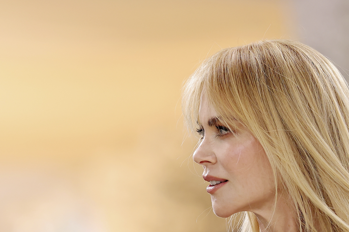 Nicole Kidman portré – részlet, homokszín háttér