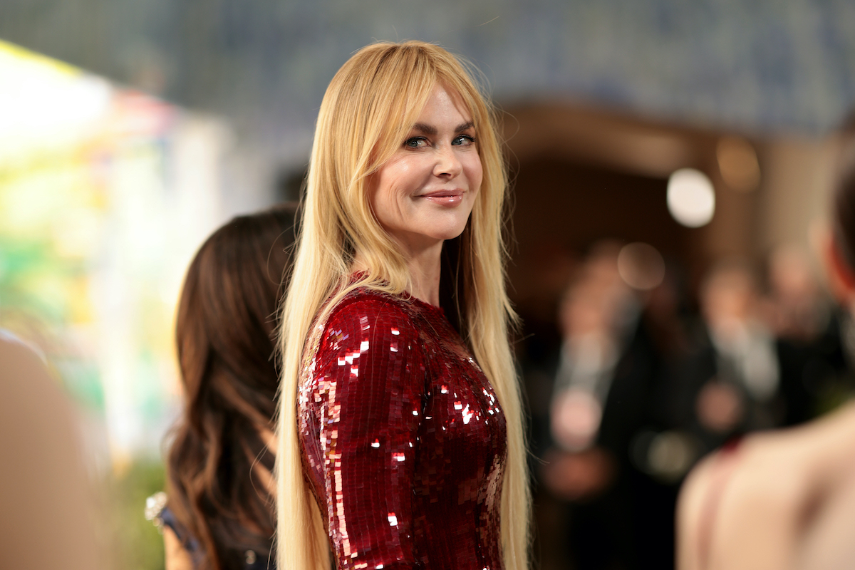 Nicole Kidman vörös flitteres ruhában, mell alatt elvágott fotó