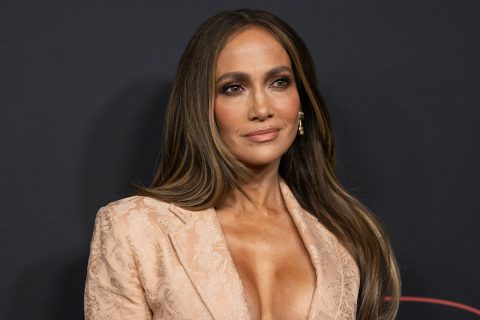 Jennifer Lopez blézerben, kiengedett hajjal