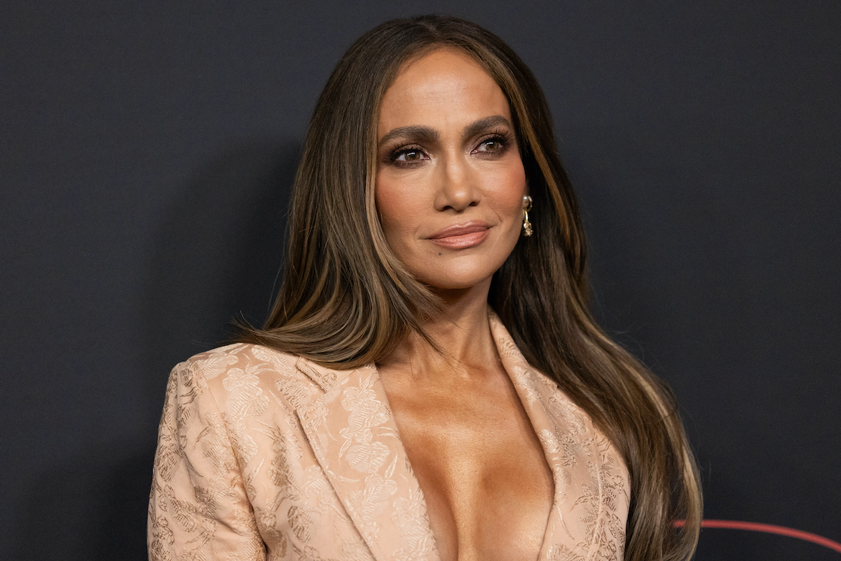 Jennifer Lopez blézerben, kiengedett hajjal