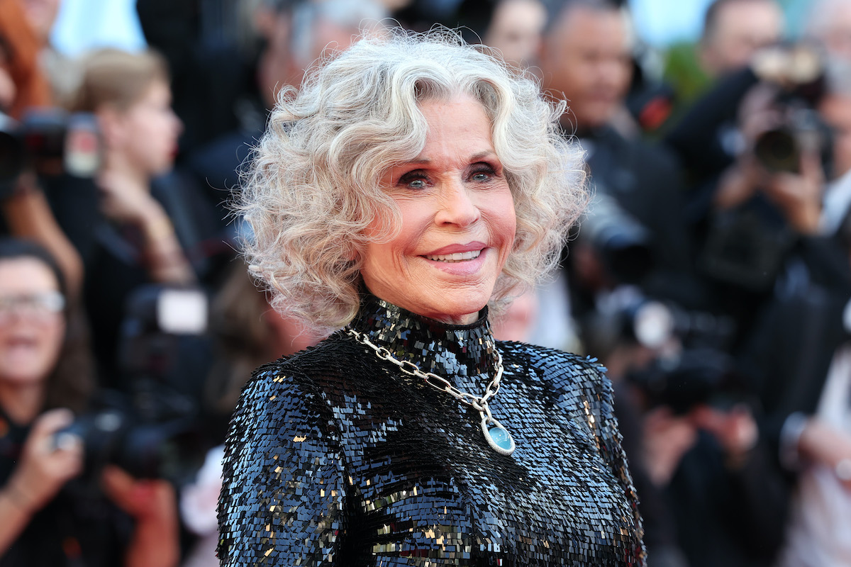 Jane Fonda fekete Gucci estélyiben, nyaklánccal, közeli felvételen
