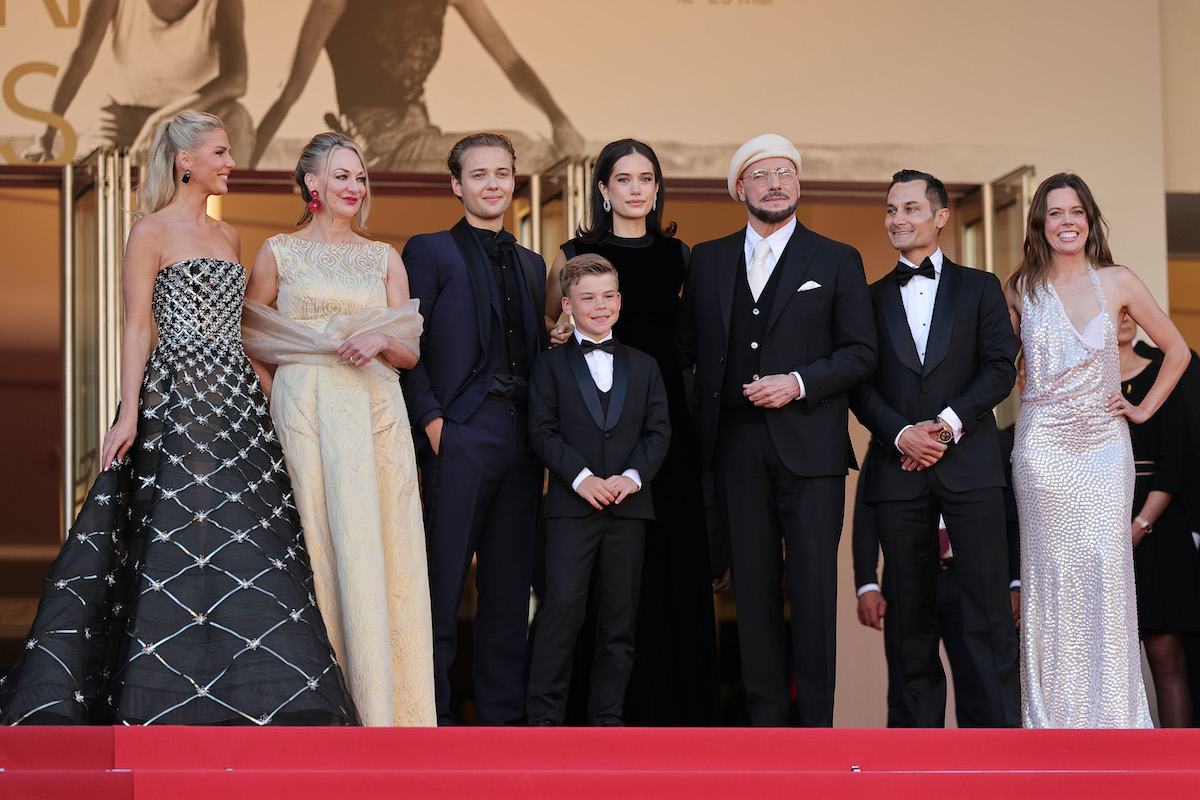 John Travolta és filmjének stábja a vörös szőnyegen