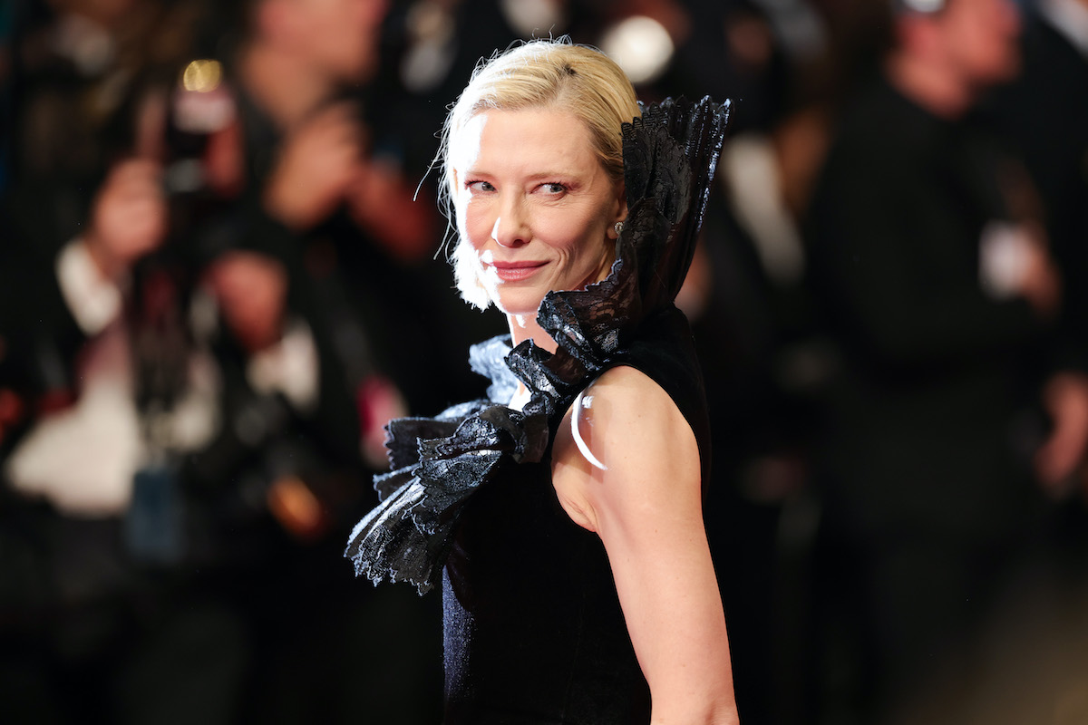 cannes-2026-cate-blanchett | Marie Claire Cate Blanchett magas galléros, fodros fekete estélyi ruhában