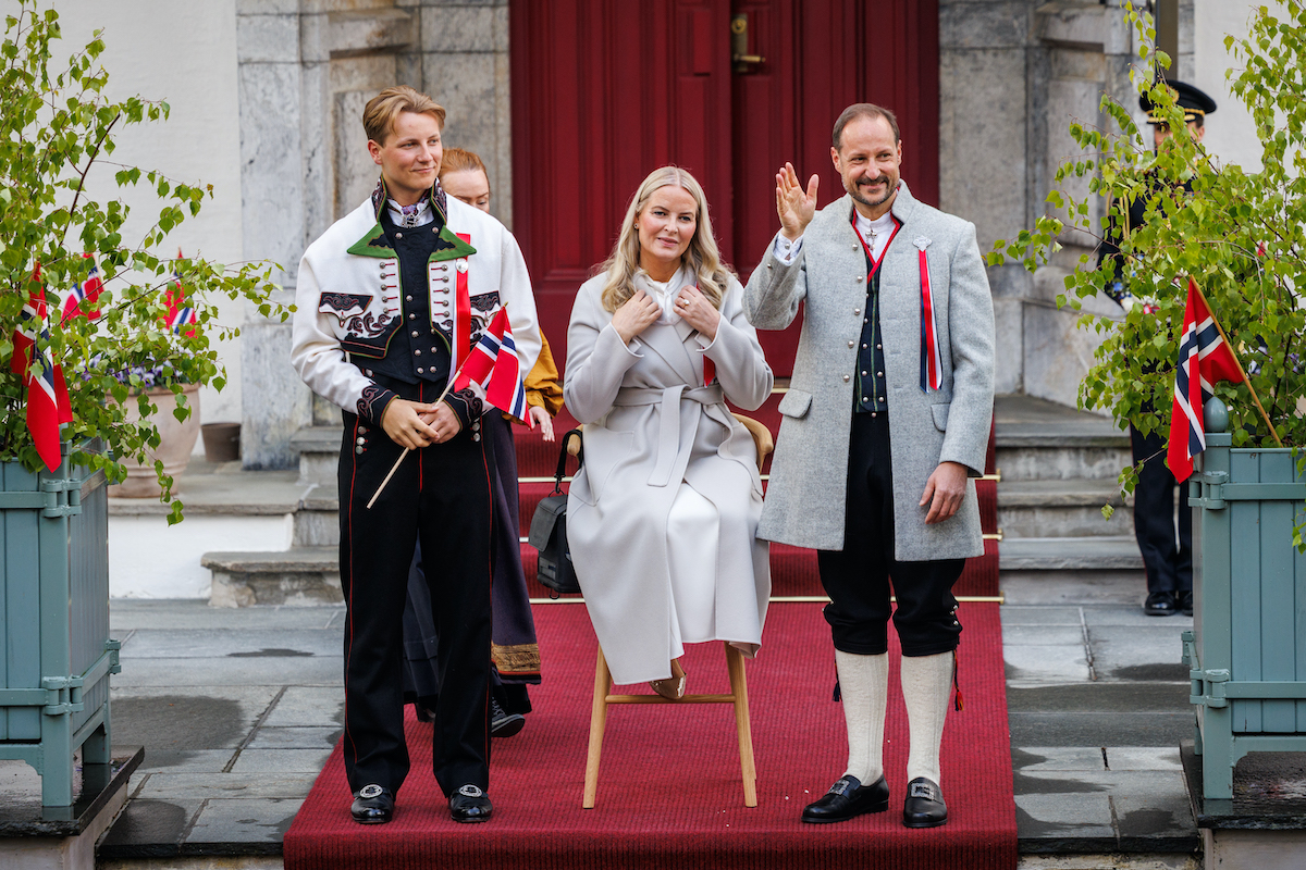 Sverre Magnus, Mette Marit és Haakon legutóbb a norvég alkotmány napján jelent meg nyilvánosan – a koronahercegnő széken ül a kép közepén.