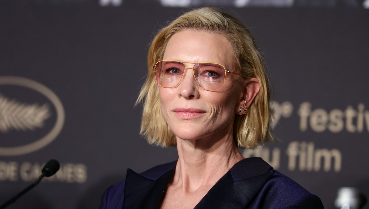 cannes-2026-cate-blanchett | Marie Claire Cate Blanchett sötétkék felsőben és narancssárga szemüvegben