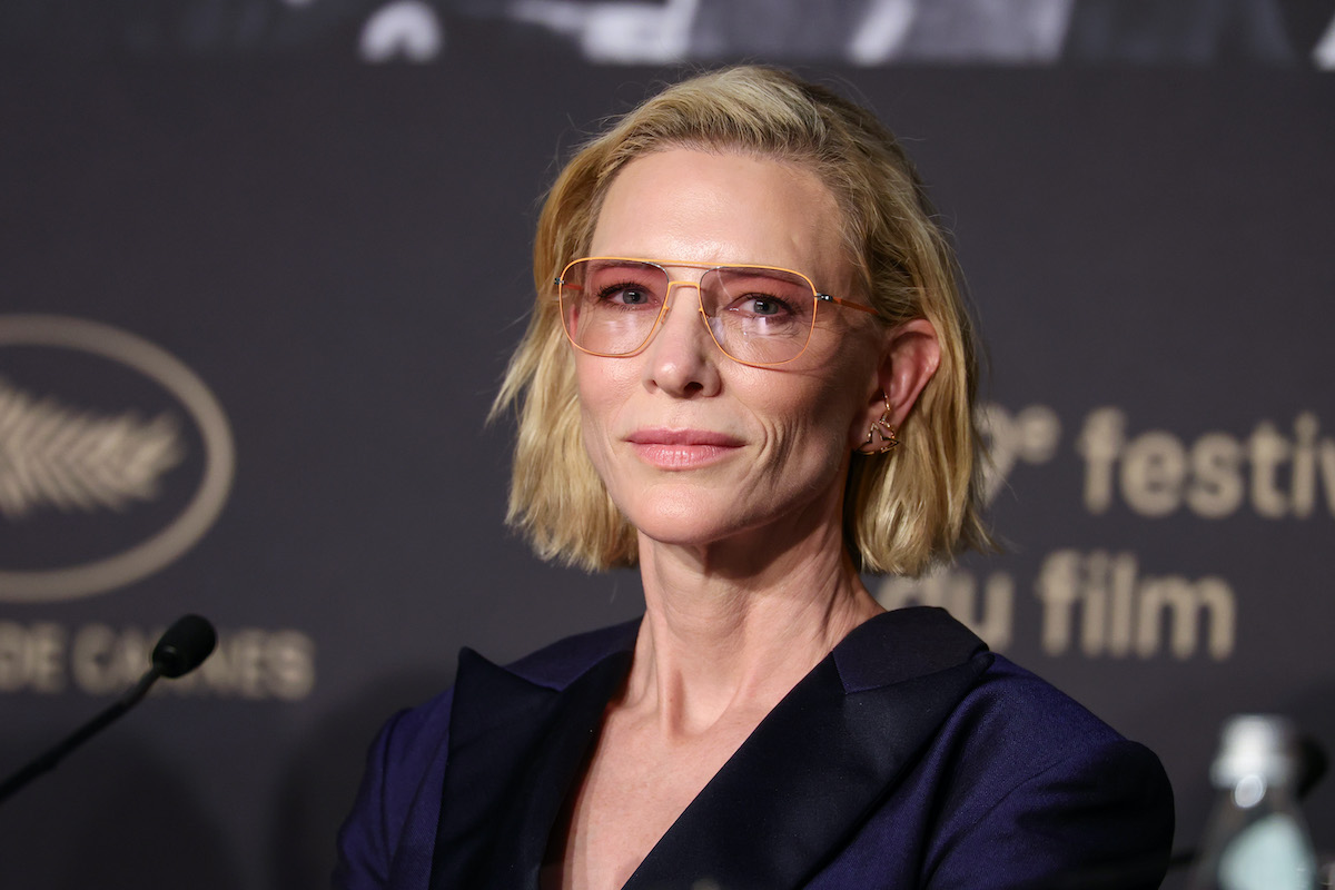 Cate Blanchett sötétkék felsőben és narancssárga szemüvegben