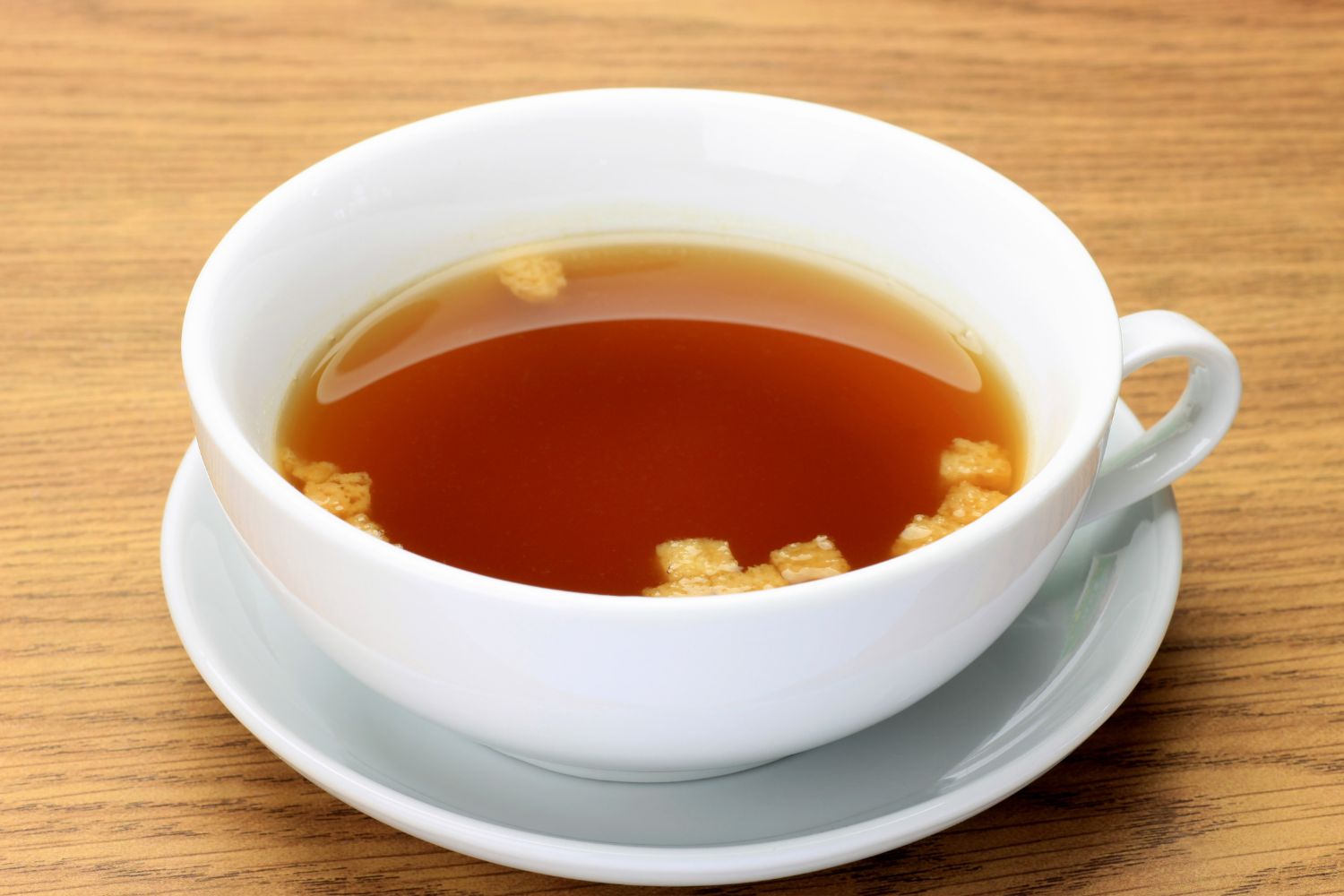 Marha consommé fehér csészében és alátéttel