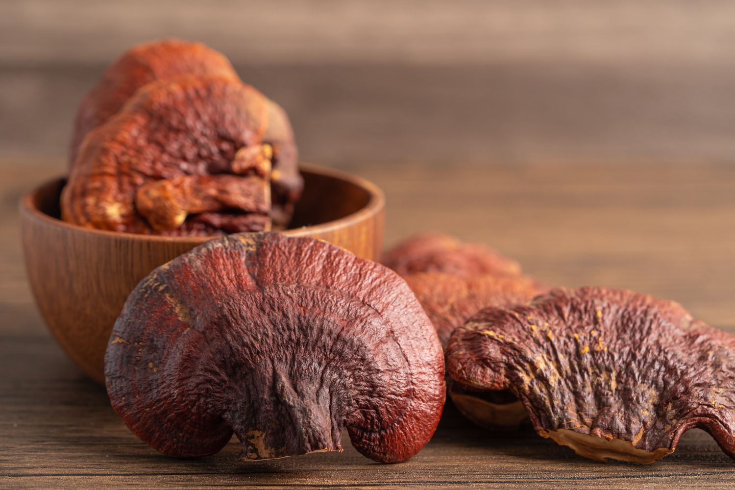 1. Reishi vagy pecsétviaszgomba | Marie Claire Reishi gyógygomba fa asztalon és fa tálkában