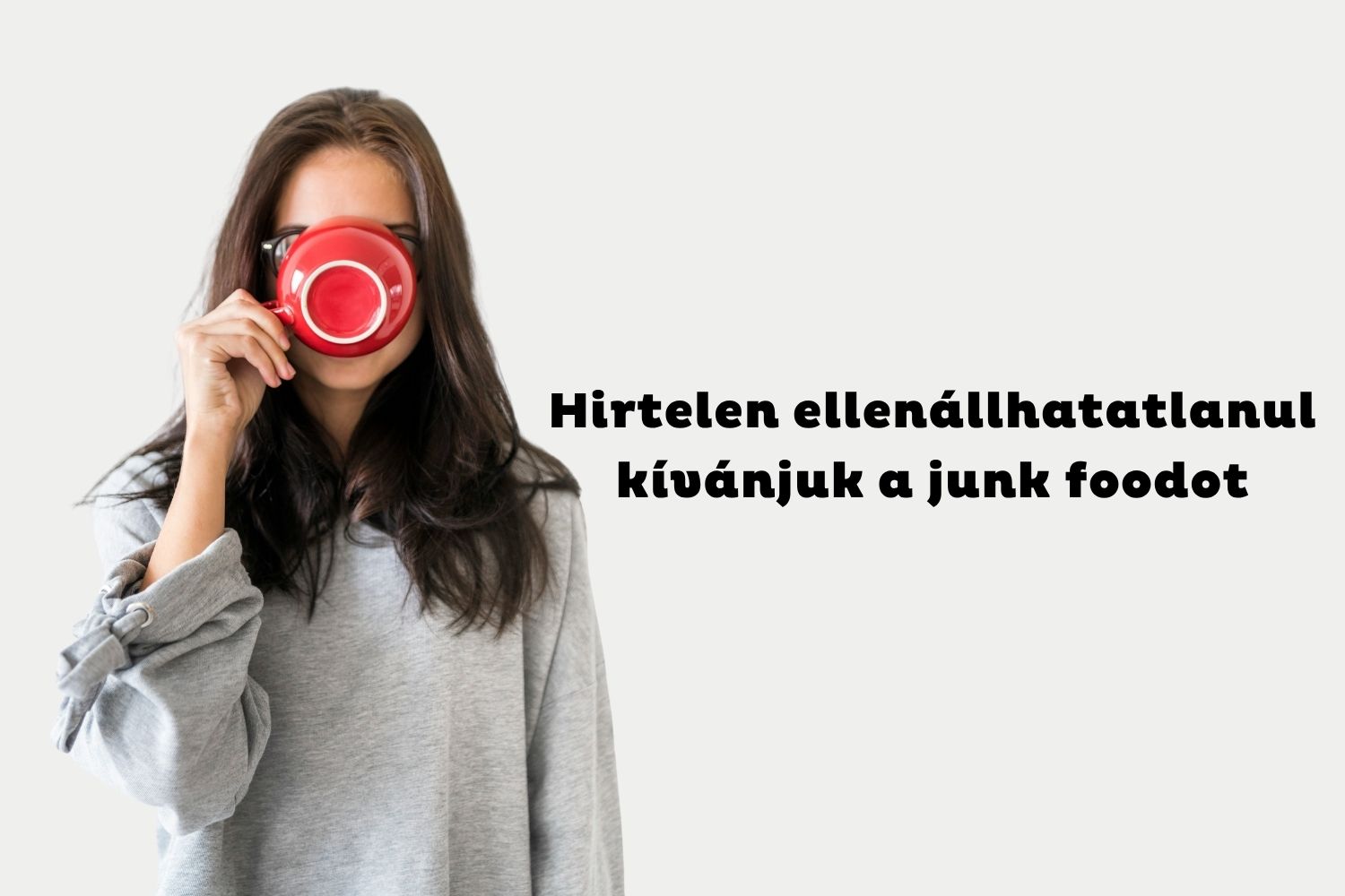 Szürke pulcsis, hosszú, barna hajú nő piros kávéscsészét emel a szájához