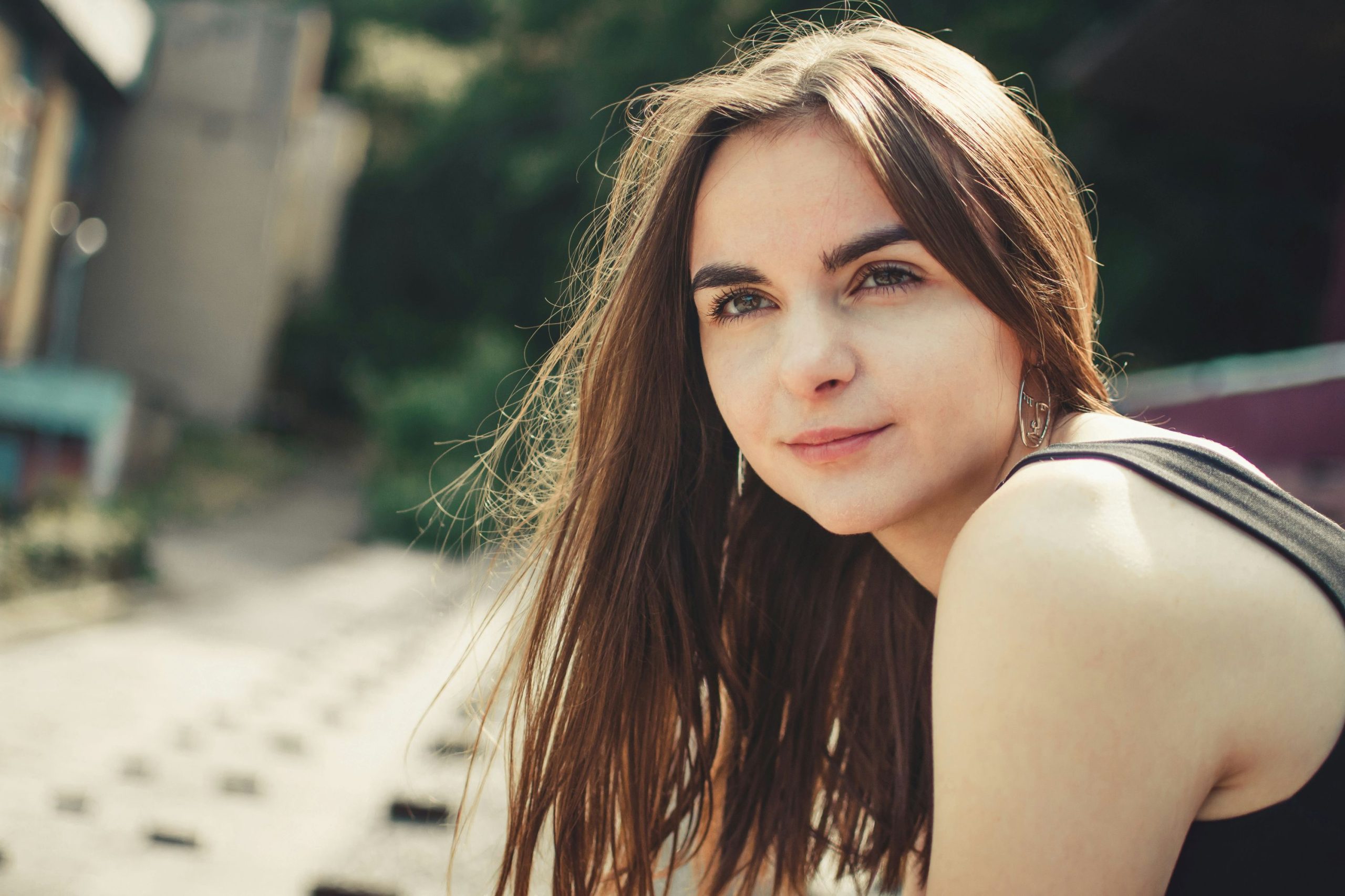 introvertalt-viselkedes | Marie Claire Fiatal nő egyedül
