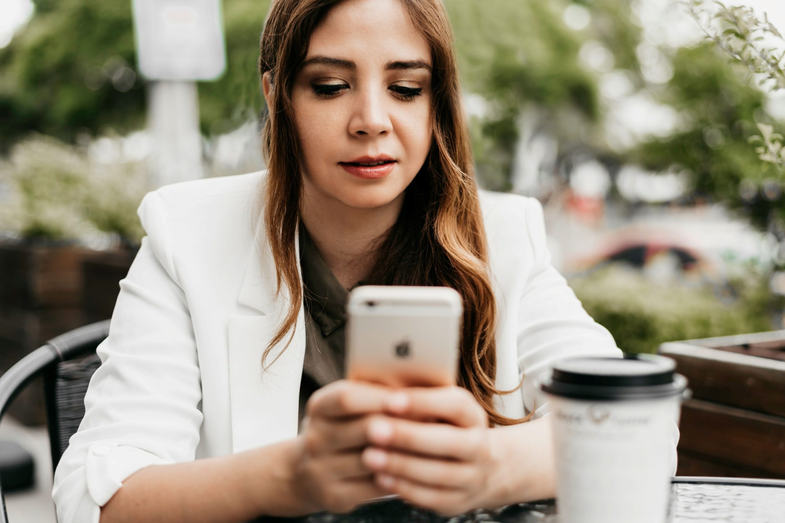 introvertalt-viselkedes | Marie Claire Fiatal nő telefonnal