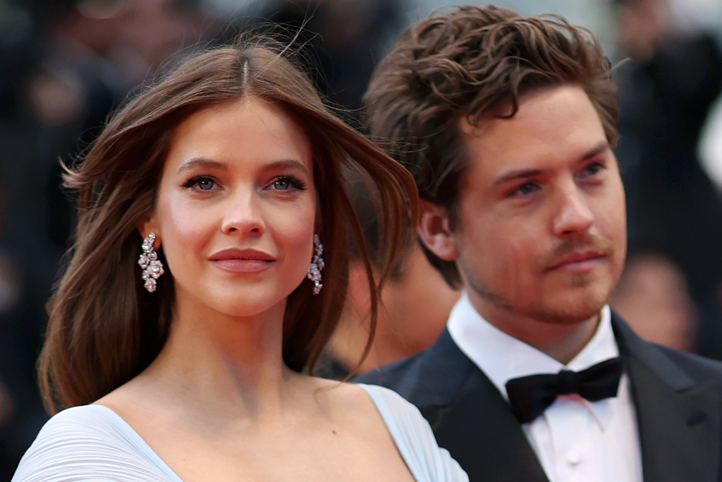 Palvin Barbi a visszafogottan mosolyog Dylan Sprouse mellett a cannes-i vörös szőnyegen