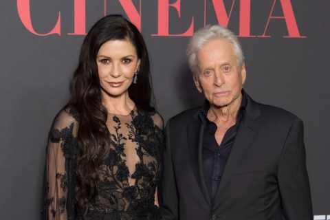 Catherine Zeta-Jones és Michael Douglas részt vesznek a Women In Cinema rendezvényen a 2024-es Vörös-tengeri Nemzetközi Filmfesztiválon. Mindketten fekete ruhát viselnek és nem mosolyognak a kamerák előtt.
