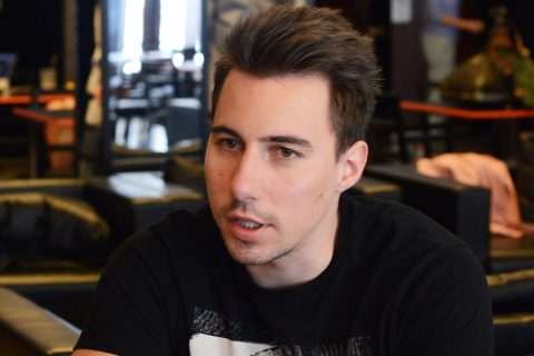 Radnai Márk fekete pólóban