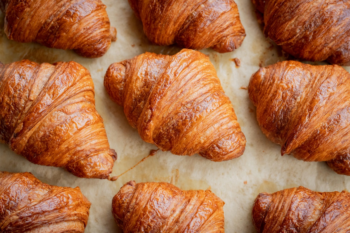 magas-koleszterinszint-etelek | Marie Claire Frissen kisült croissant-ok sütőpapíron