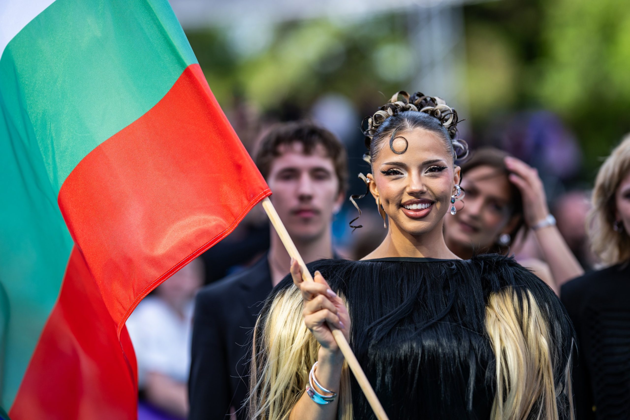 dara-eurovizios-dalfesztival-gyoztes | Marie Claire Dara, az Eurovíziós Dalfesztivál győztese a bolgár zászlóval pózol