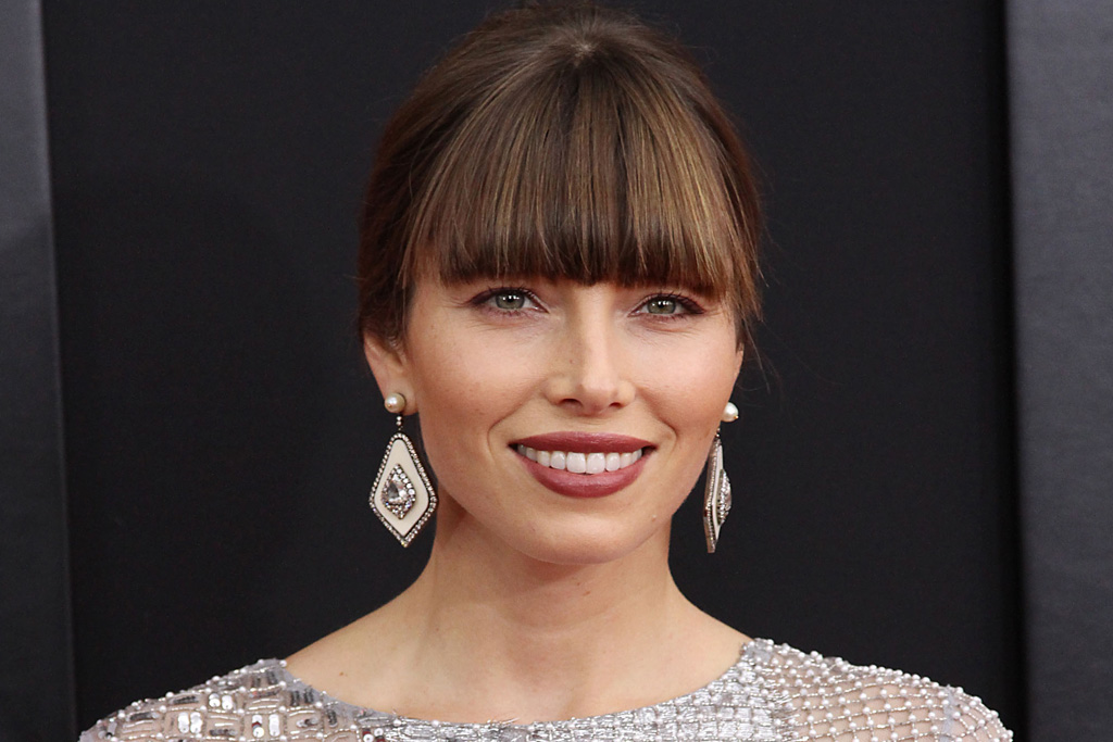 Jessica Biel arca közelről, frufruval és mosolyog