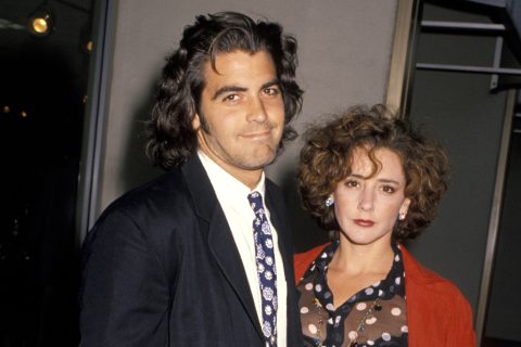 George Clooney visszafogottan mosolyog, míg Talia Balsam komoly arccal néz a fotósra
