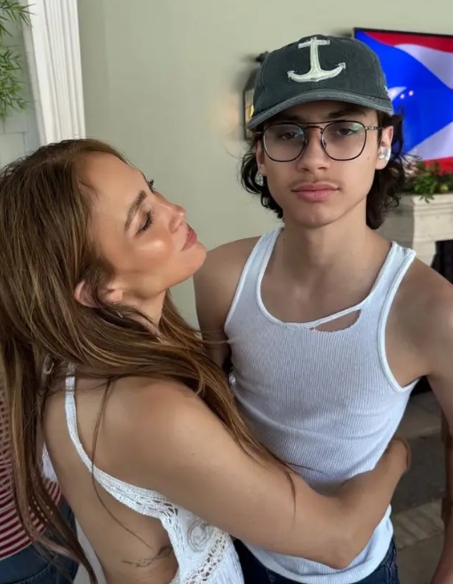 Jennifer Lopez és fia az Instagramon